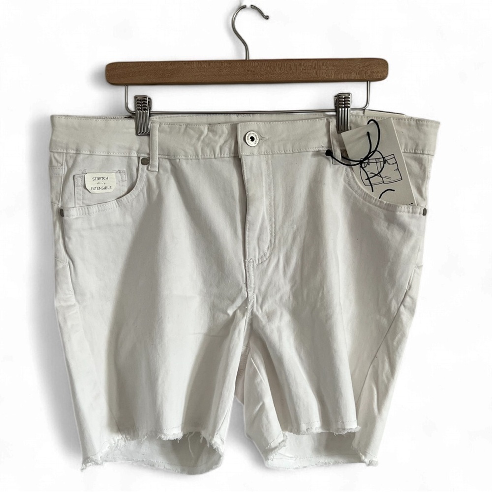 White Jean Shorts with Relaxed Fit and Frayed Hem
